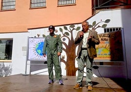 El director del centro, vestido de antiguo piloto de helicópteros, con el alcalde de Huétor Vega.