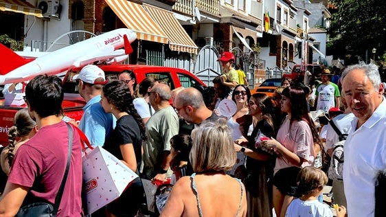 La ‘Caravana de la Vuelta’ entrega regalos en Huétor Vega en un fin de semana para el recuerdo