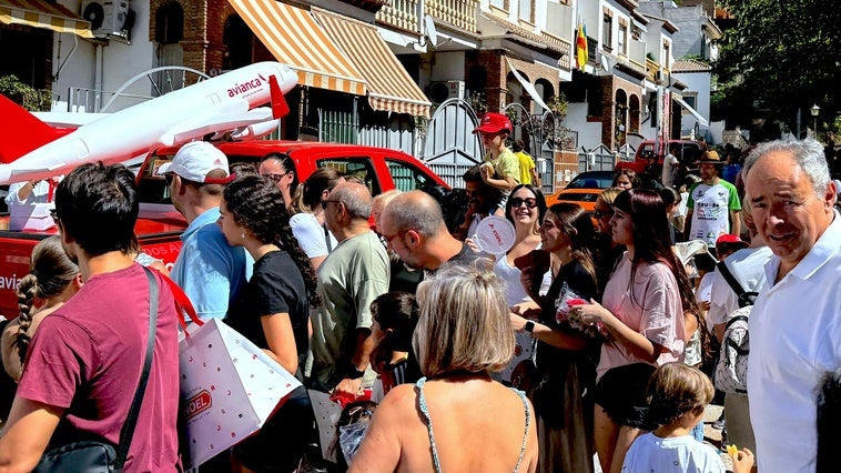 La ‘Caravana de la Vuelta’ entrega regalos en Huétor Vega en un fin de semana para el recuerdo