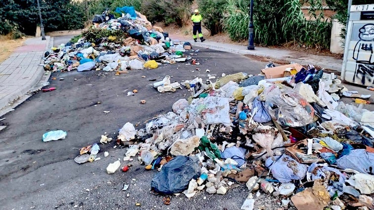 Hospitalizado el conductor de un camión de basura de Huétor Vega tras arder el vehículo por restos de una barbacoa