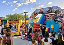 Merienda infantil, con colchones hinchables, en la Plaza San Miguel Bajo.