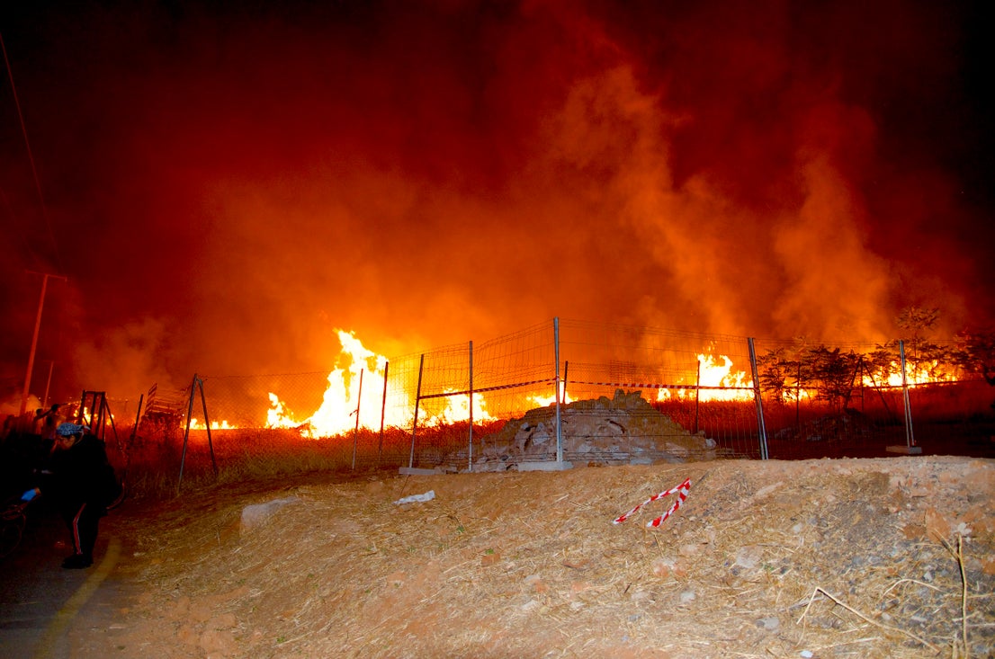 Así fue el incendio junto al Monte Vélez en Huétor Vega en las fiestas de San Miguel