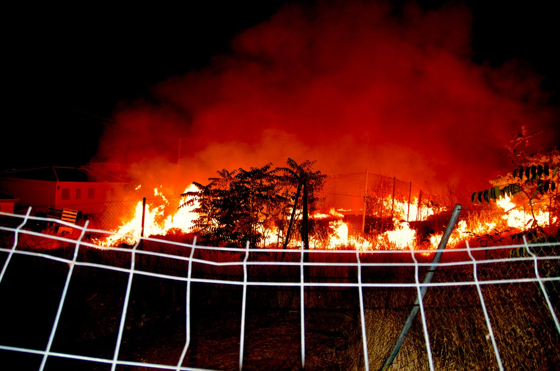 Así fue el incendio junto al Monte Vélez en Huétor Vega en las fiestas de San Miguel