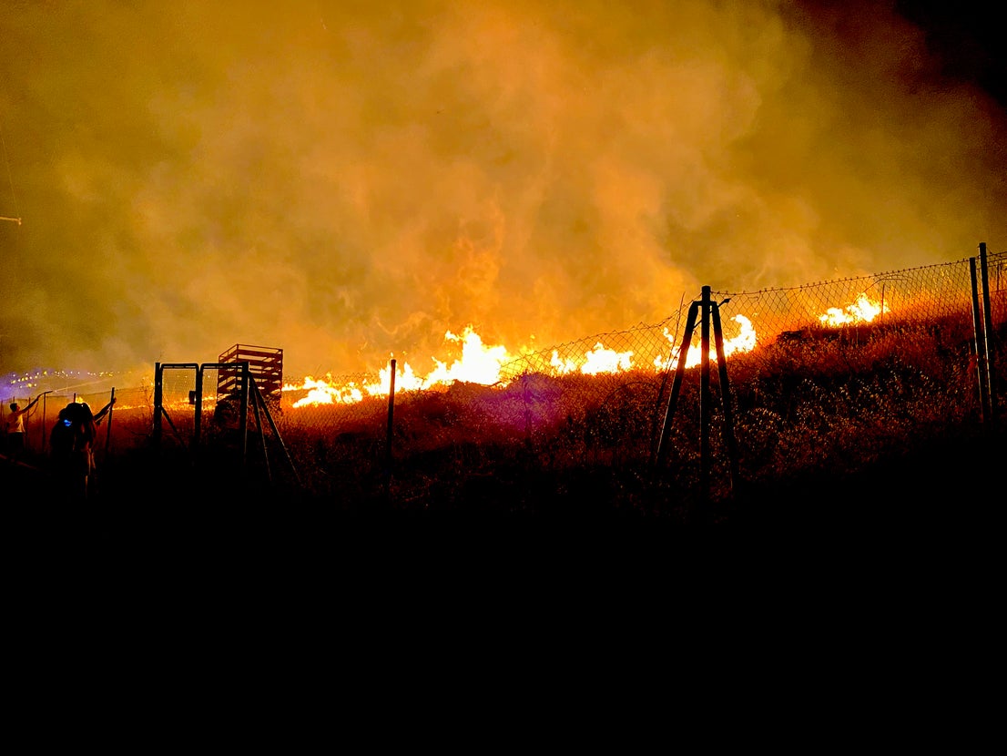 Así fue el incendio junto al Monte Vélez en Huétor Vega en las fiestas de San Miguel