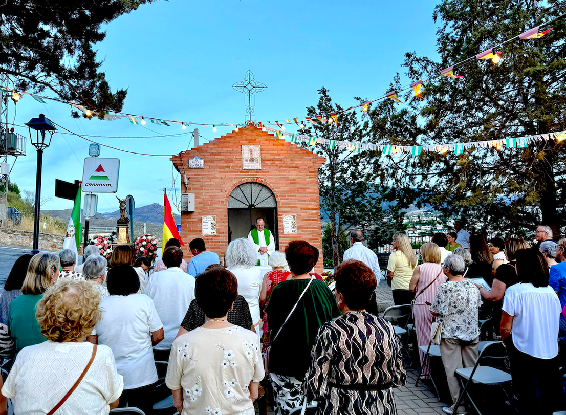 San Miguel saca a su patrón por las calles de Huétor Vega