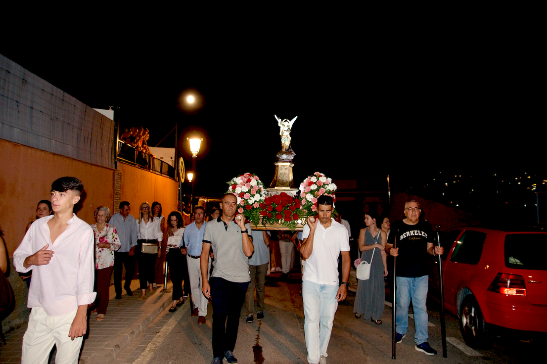 San Miguel saca a su patrón por las calles de Huétor Vega