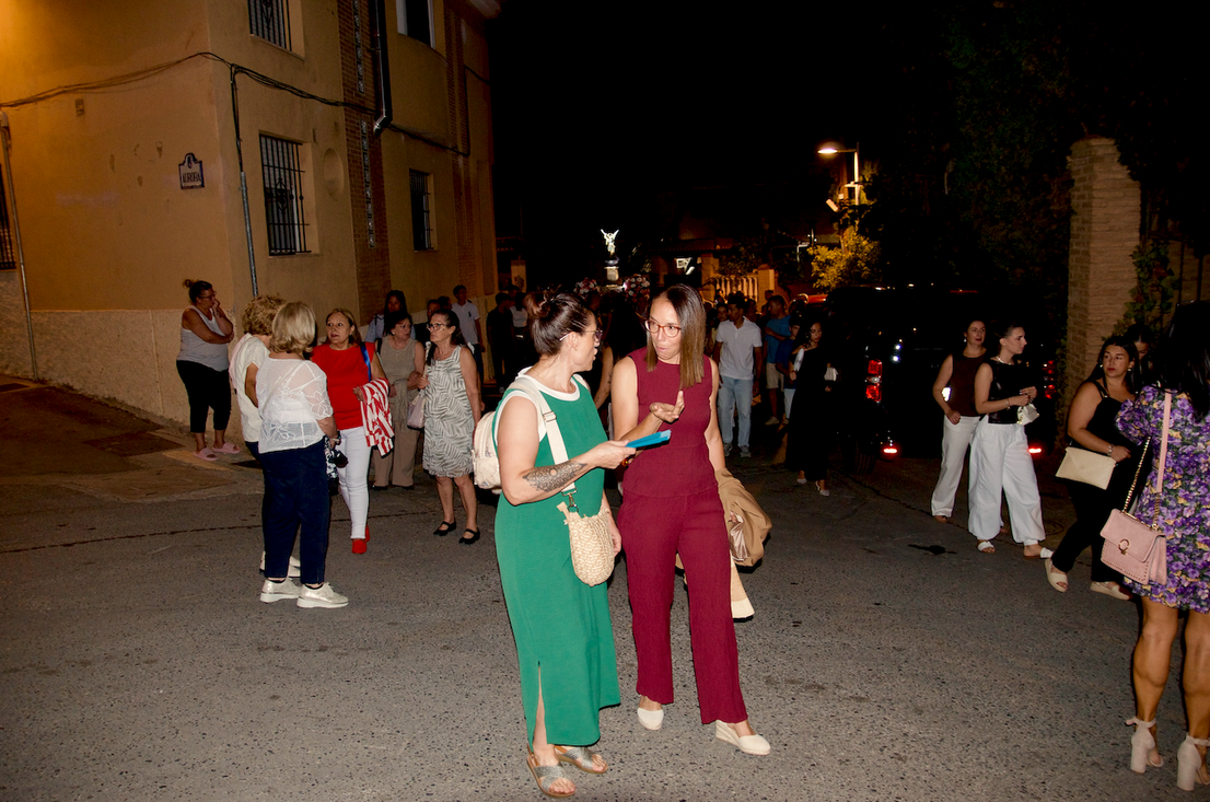 San Miguel saca a su patrón por las calles de Huétor Vega