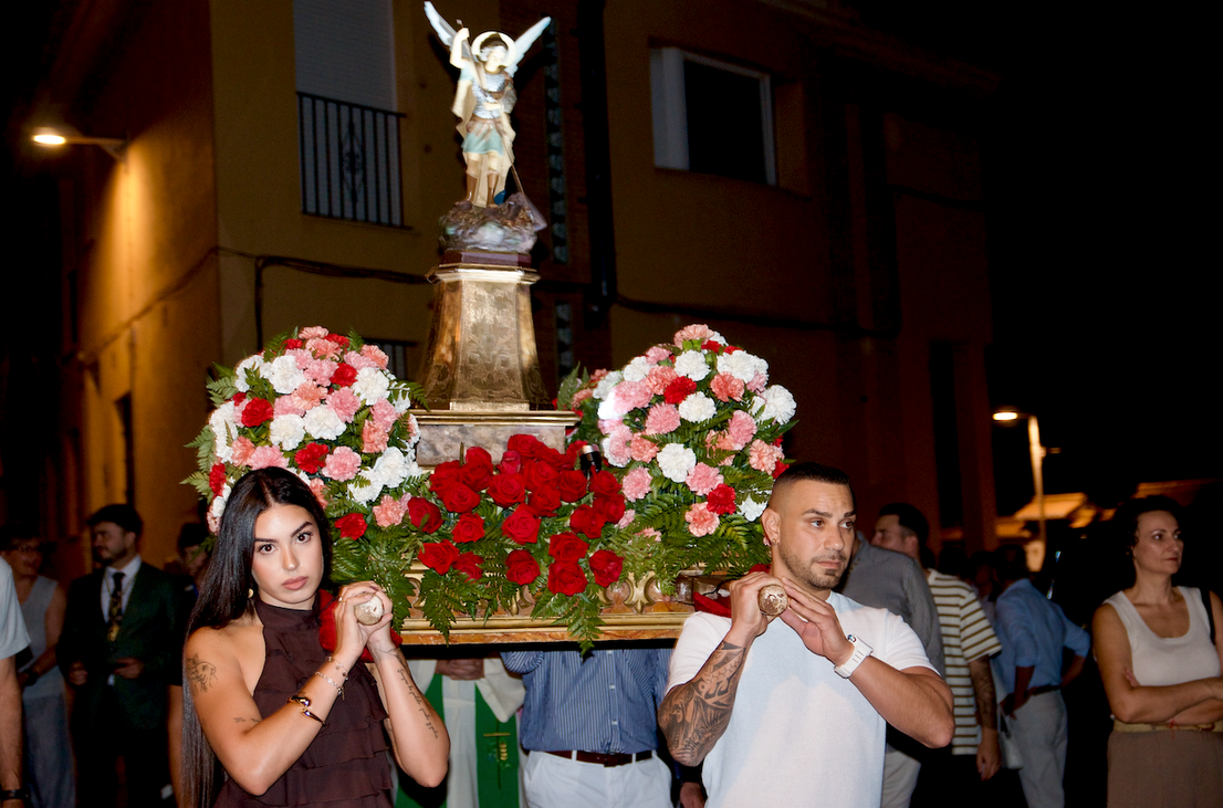 San Miguel saca a su patrón por las calles de Huétor Vega