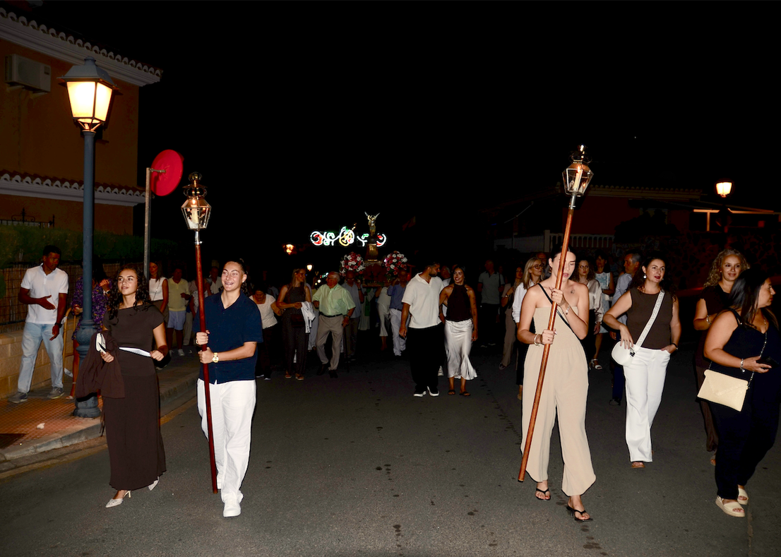 San Miguel saca a su patrón por las calles de Huétor Vega