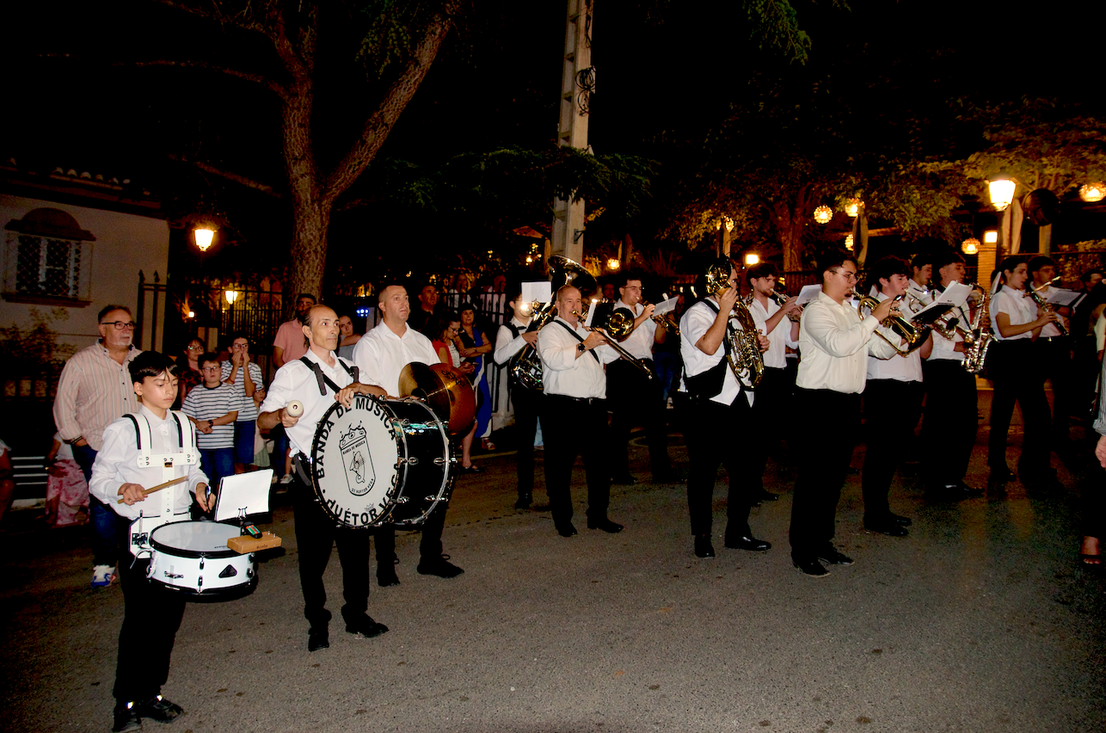 San Miguel saca a su patrón por las calles de Huétor Vega