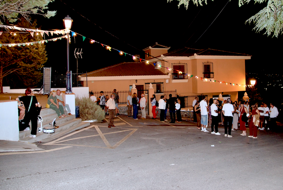 San Miguel saca a su patrón por las calles de Huétor Vega