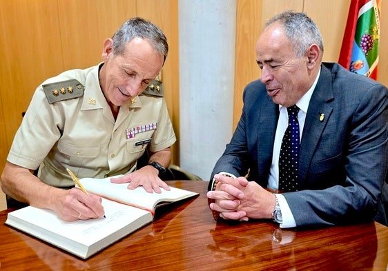 El subdelegado de Defensa realiza una visita institucional al Ayuntamiento de Huétor Vega
