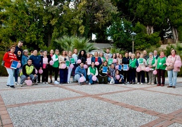 Carteles con el lema de ‘Nos lo tomamos a pecho’ y globos rosas en Huerta Cercada.