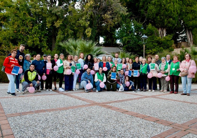 Carteles con el lema de ‘Nos lo tomamos a pecho’ y globos rosas en Huerta Cercada.