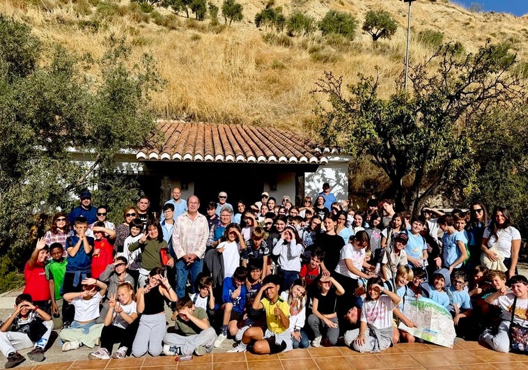 Escolares del tercer ciclo, en la centenaria bodega local Pilongo.
