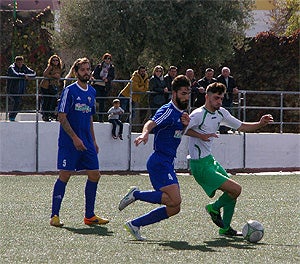 El Huétor Vega termina la primera vuelta en la parte alta de la tabla