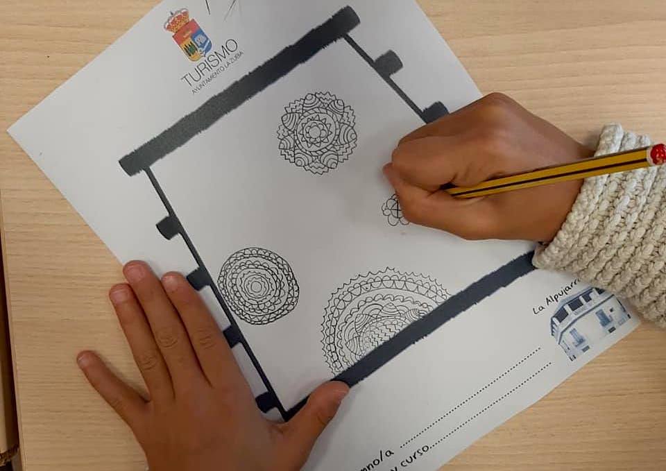 Dibujar alfombras alpujarreñas, una de las actividades didácticas.