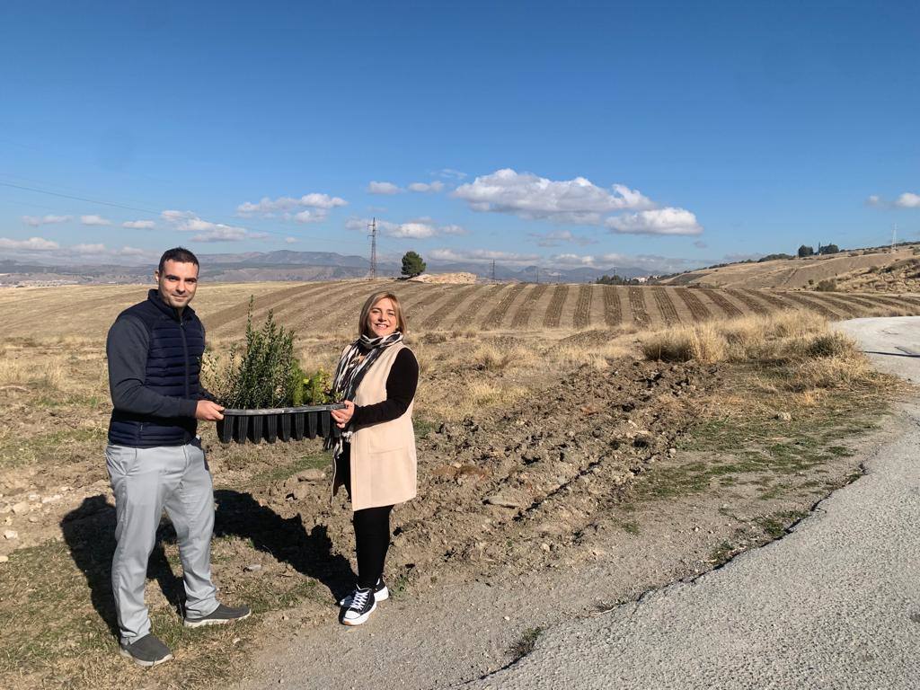 El concejal de Sostenibilidad y Agroecología de La Zubia, Francisco Cámara, y la alcaldesa, Puri López.