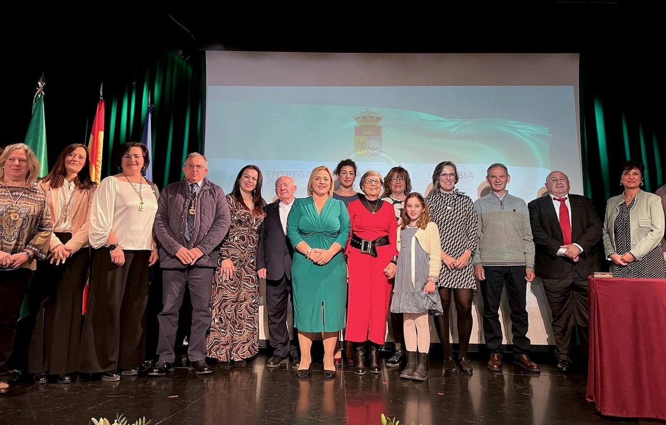 Personas galardonadas y miembros de la corporación municipal de La Zubia.