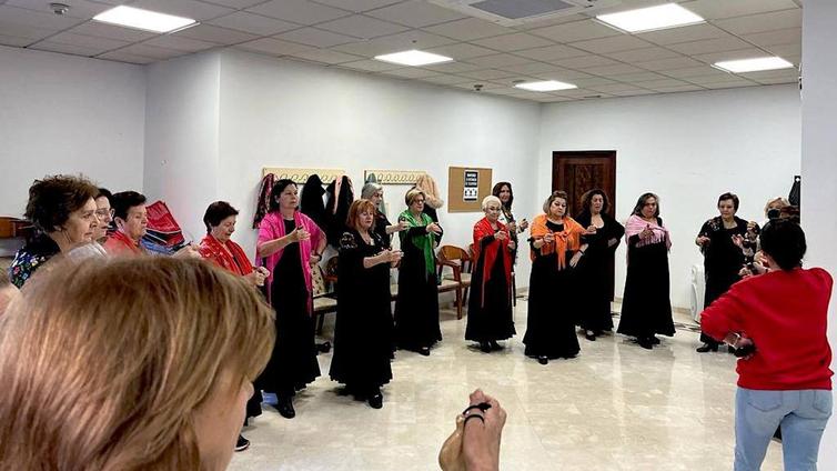 Medio centenar de mujeres de La Zubia practican la 'flamencoterapia'