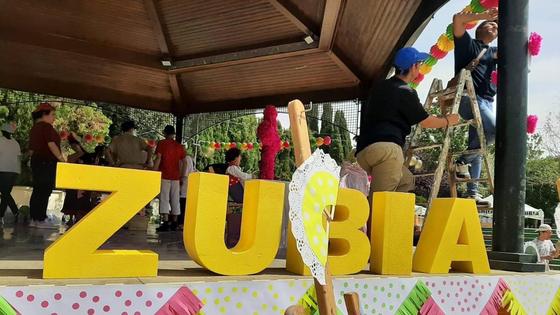 Alumnos con discapacidad decoran la cruz municipal de La Zubia