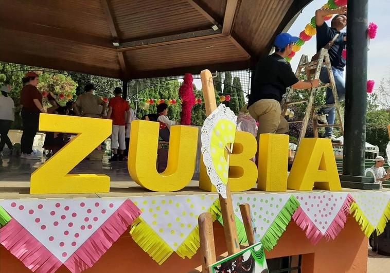 Alumnos con discapacidad decoran la cruz municipal de La Zubia