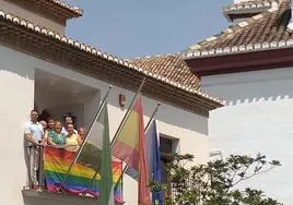 La concejala de Vox en La Zubia denuncia a la alcaldesa por colgar la bandera LGTBI