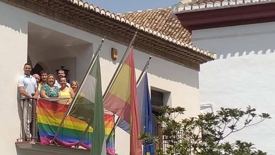 La concejala de Vox en La Zubia denuncia a la alcaldesa por colgar la bandera LGTBI