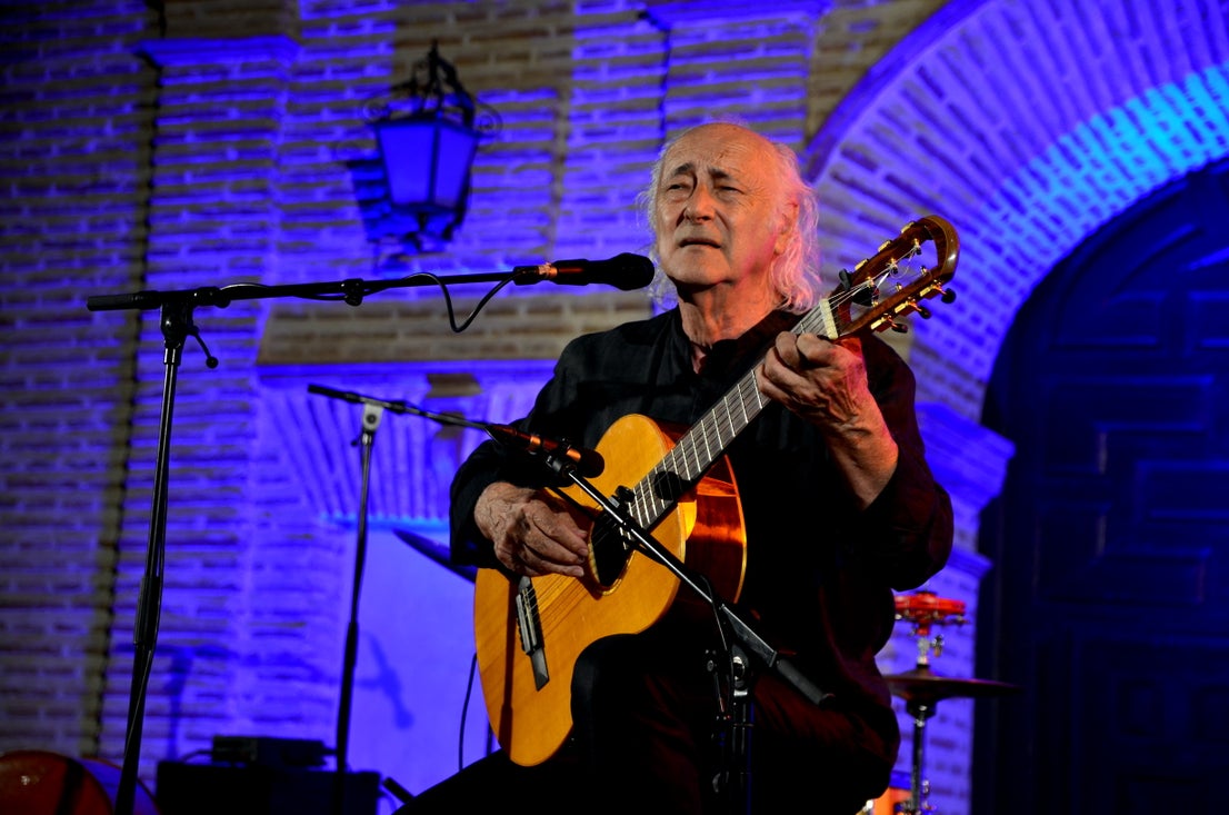 Amancio Prada recibe el Premio Internacional Poesía en El Laurel