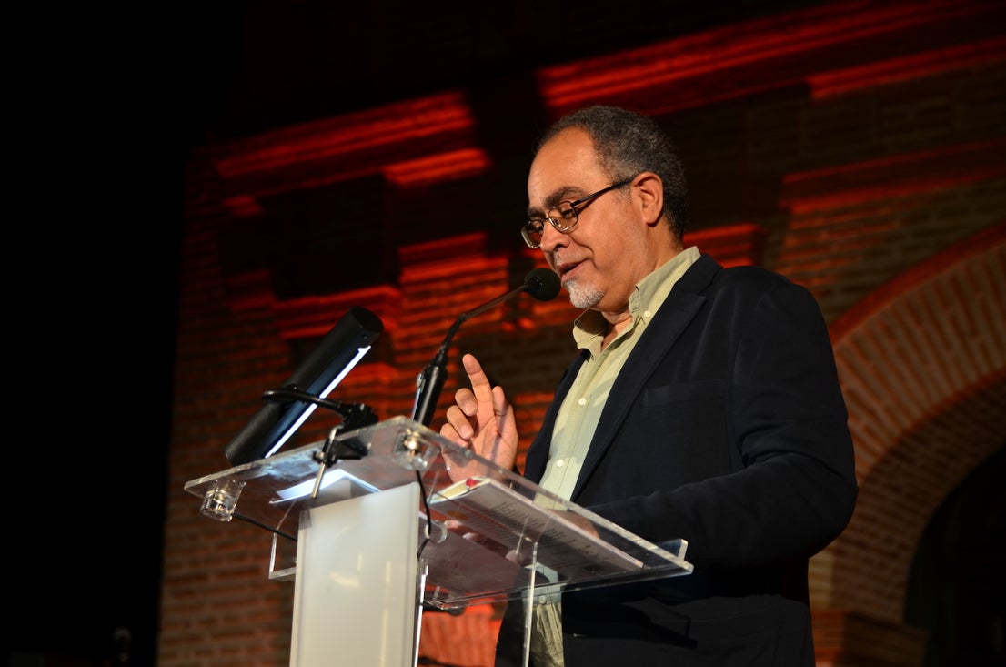 Amancio Prada recibe el Premio Internacional Poesía en El Laurel