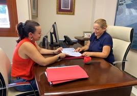 Rebeca Sánchez, concejala de Bienestar Social, y Puri López, alcaldesa de La Zubia.