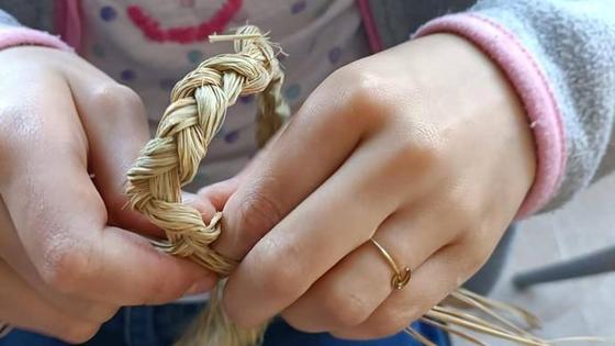 Los escolares de La Zubia aprenden a trabajar el esparto con artesanos locales