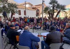 Cientos de escolares y mayores de La Zubia cantan villancicos tradicionales