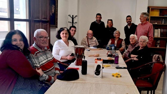 La Zubia enseña a sus mayores a manejar 'smartphones' y mejorar sus competencias digitales