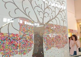 Un mural con 365.000 flores visibiliza el cáncer de mama en La Zubia