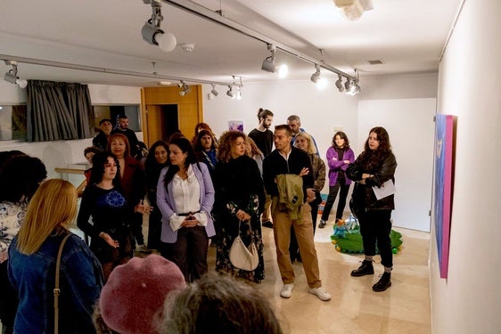 'Esos gorriones que buscan la tierra', la exposición que denuncia la violencia machista en La Zubia