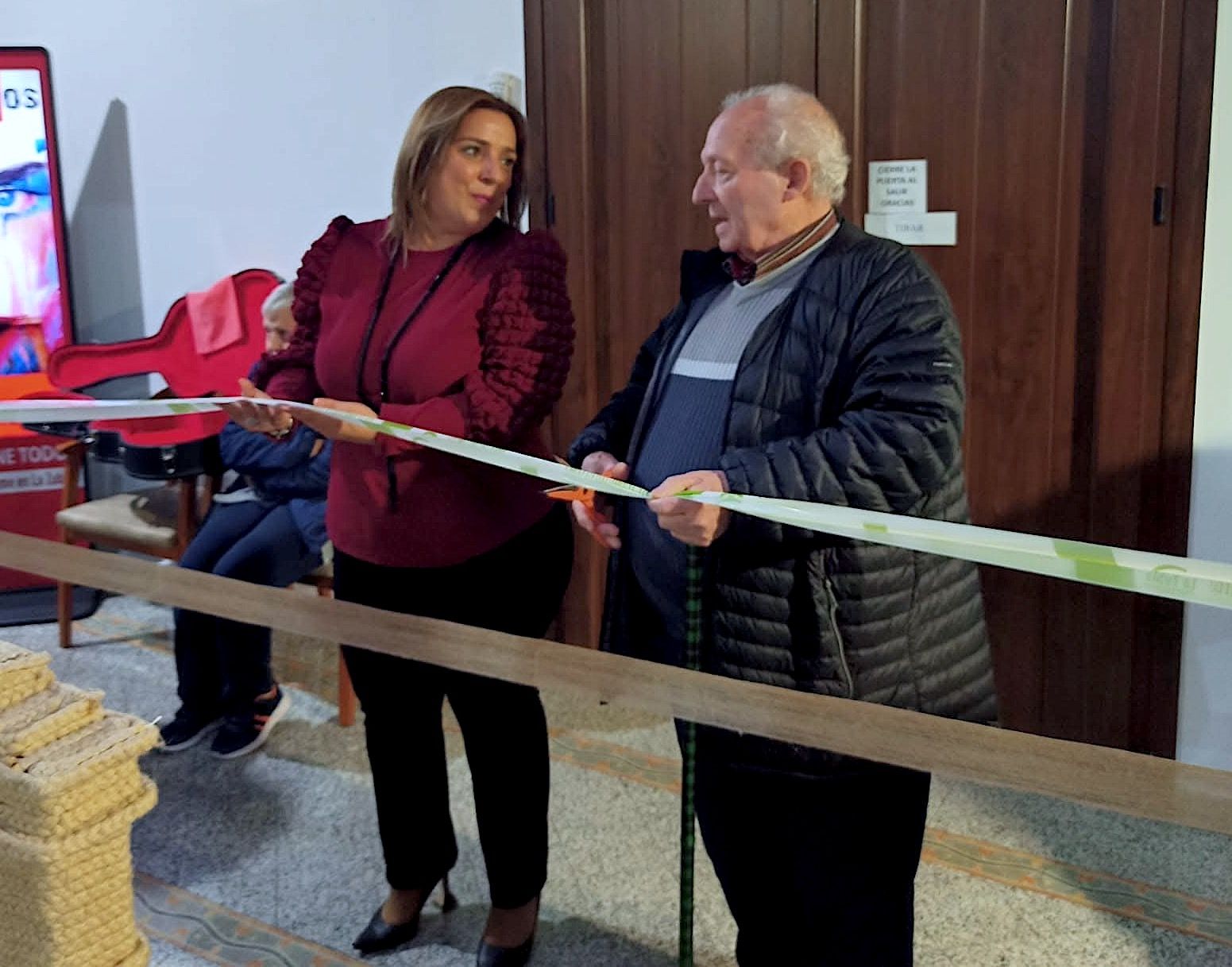 La alcaldesa de La Zubia, Puri López, con Manuel Molina Benítez.