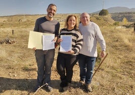 Un representante de IDEA, con la alcaldesa y el concejal de Medio Ambiente de La Zubia, mostrando el acuerdo.