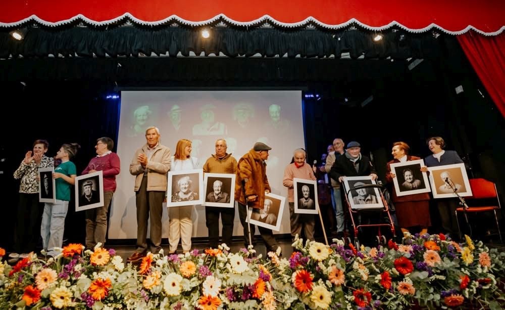 Acto de homenaje a los mayores que participaron en la exposición fotográfica 'Miradas en el tiempo'.