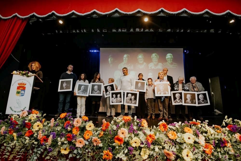 Acto de homenaje a los mayores que participaron en la exposición fotográfica 'Miradas en el tiempo'.