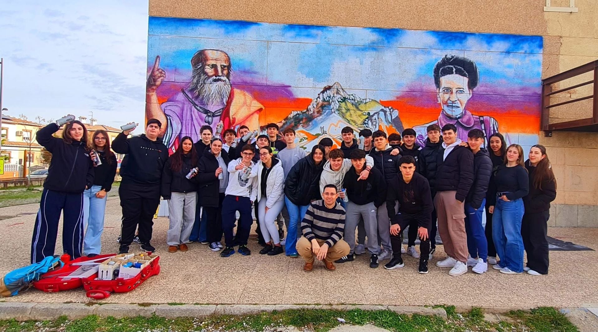 El alumnado del IES Trevenque de La Zubia muestra el grafiti, dedicado a la filosofía.