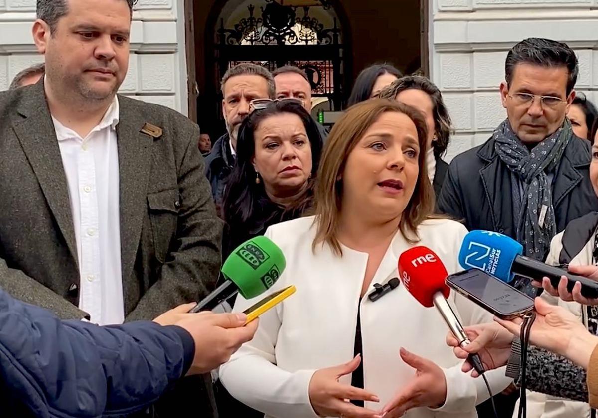 Puri López, alcaldesa de La Zubia, ante el Ayuntamiento de Granada.