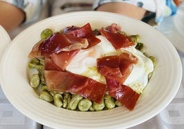 Las típicas habas con jamón, una delicia en la comarca.