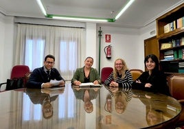 El concejal de Educación y la alcaldesa de La Zubia, reunidos con representantes de la familia y Ampas.