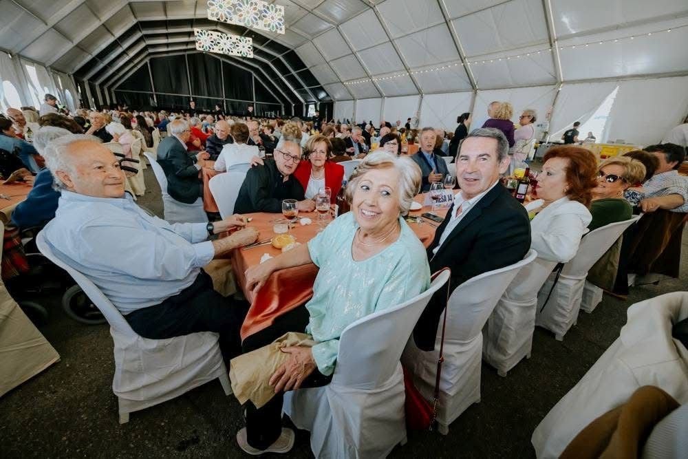 Casi mil mayores de La Zubia, en la comida de San Juan Nepomuceno