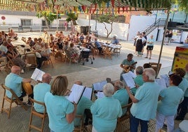Merienda para los mayores, con miembros del grupo de Pulso y Púa San Antonio.