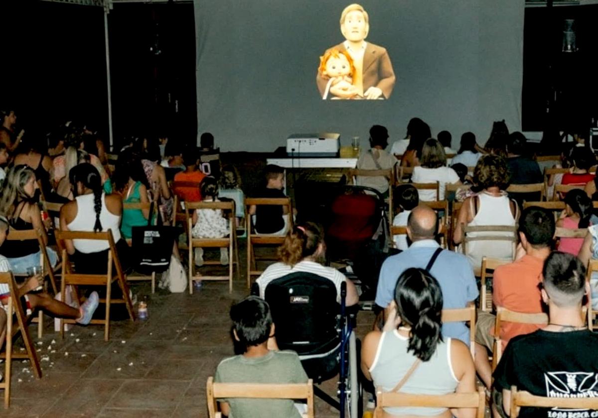 Cine de verano en los barrios de La Zubia.