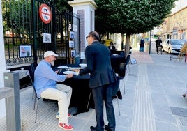 La parada de autobús de la calle Fernando de los Ríos, con sorpresa para los usuarios.