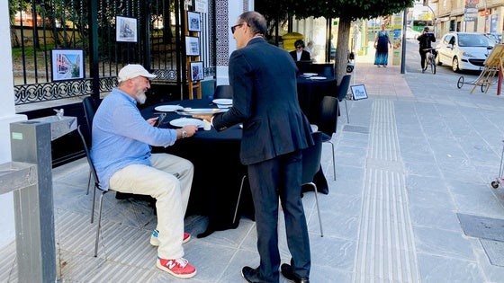 Una parada de bus convertida en piano bar en La Zubia