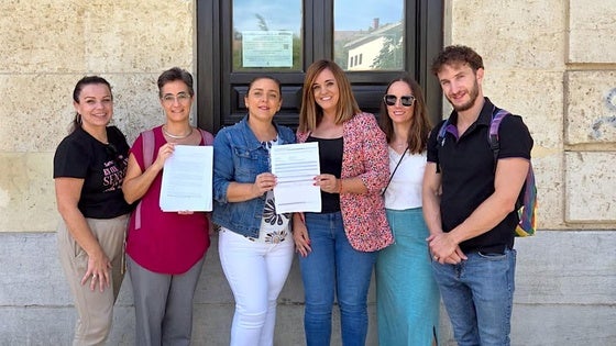 Presentan 500 firmas para solicitar una nueva línea en el colegio Tierno Galván